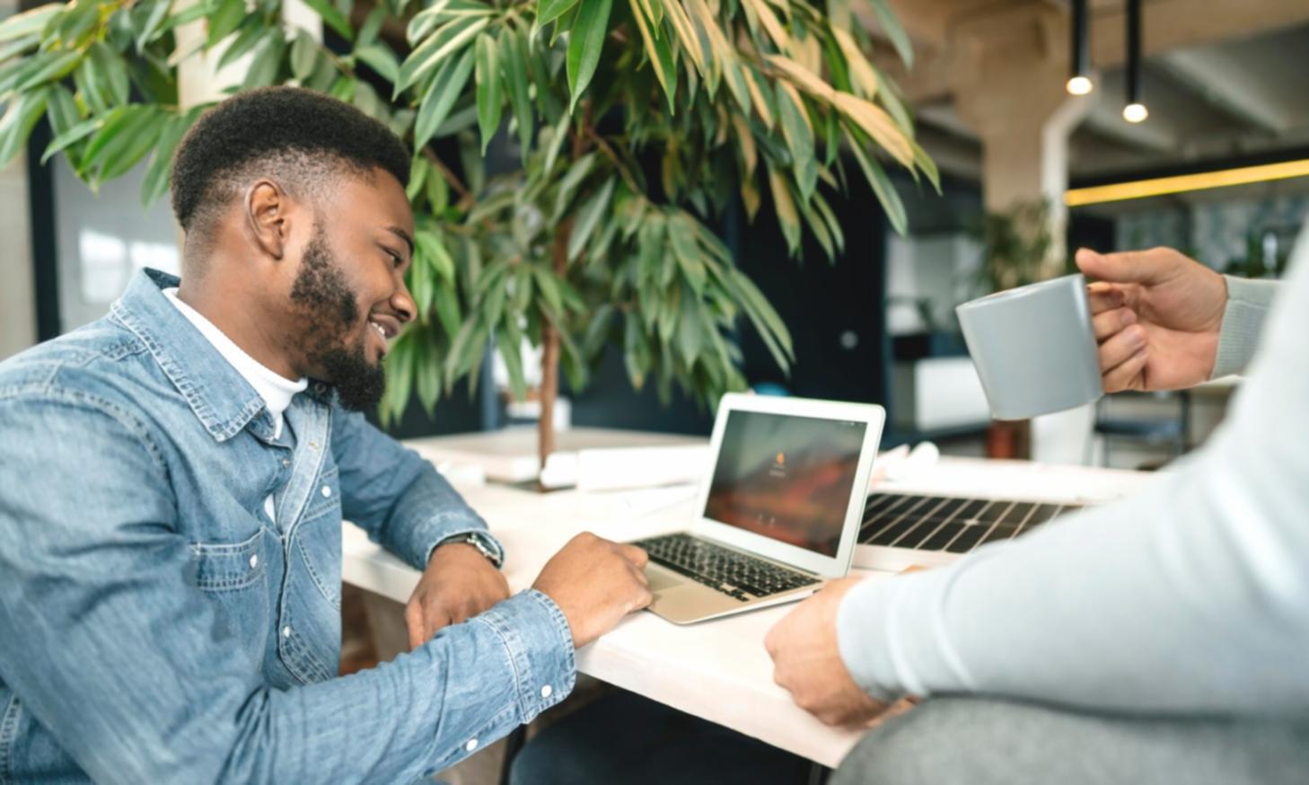 Teilnehmer beim gemeinsamen Analysieren von Finanzstrategien