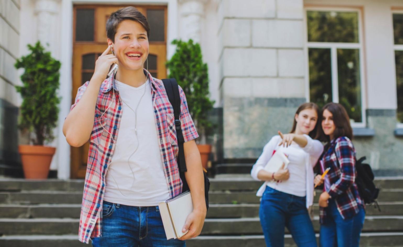 Arbeitsraum mit Finanzunterlagen und Laptop