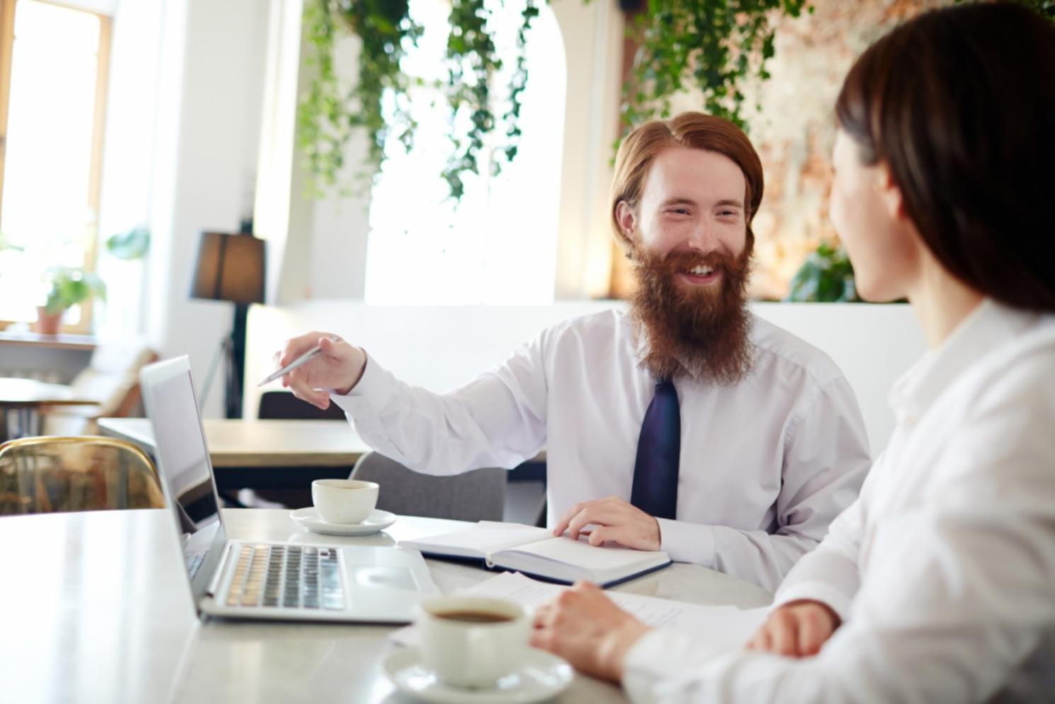 Beratungsgespräch am Tisch mit Dokumenten