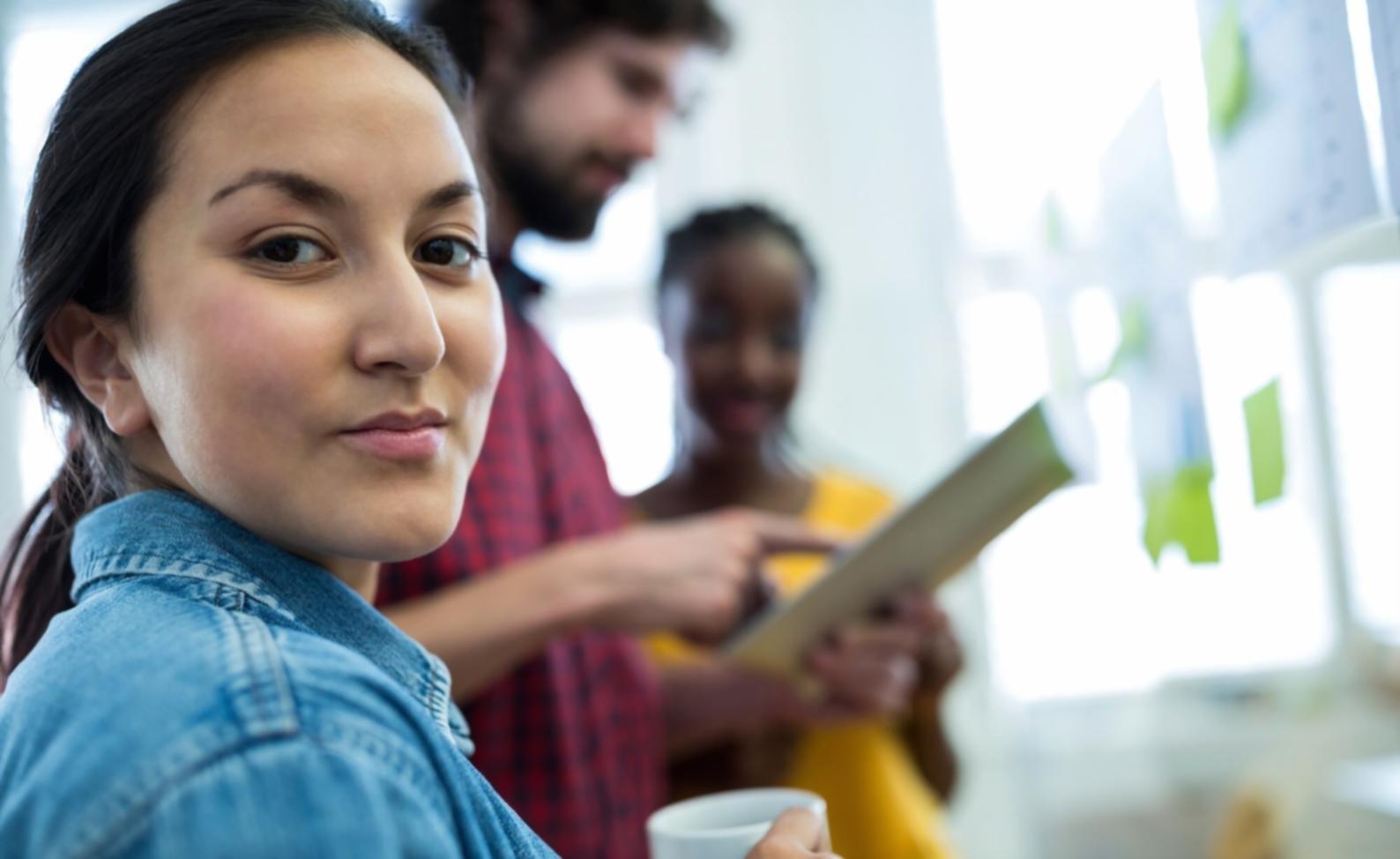 Detailaufnahme von Finanzdiagrammen und Notizen